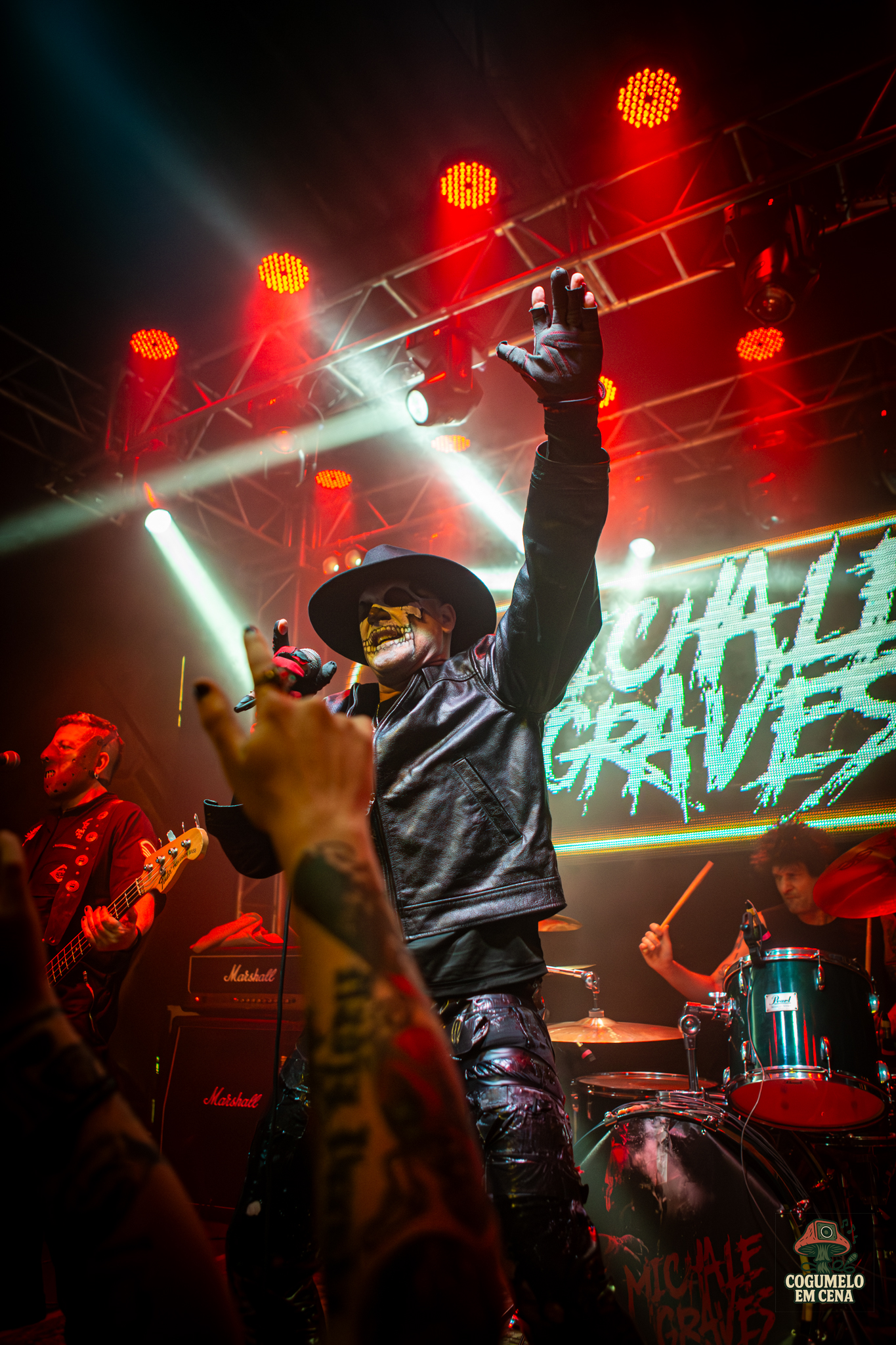Michael Graves revisita o horror punk com sangue nos olhos e culto na garganta noEspaço Marin em Porto Alegre