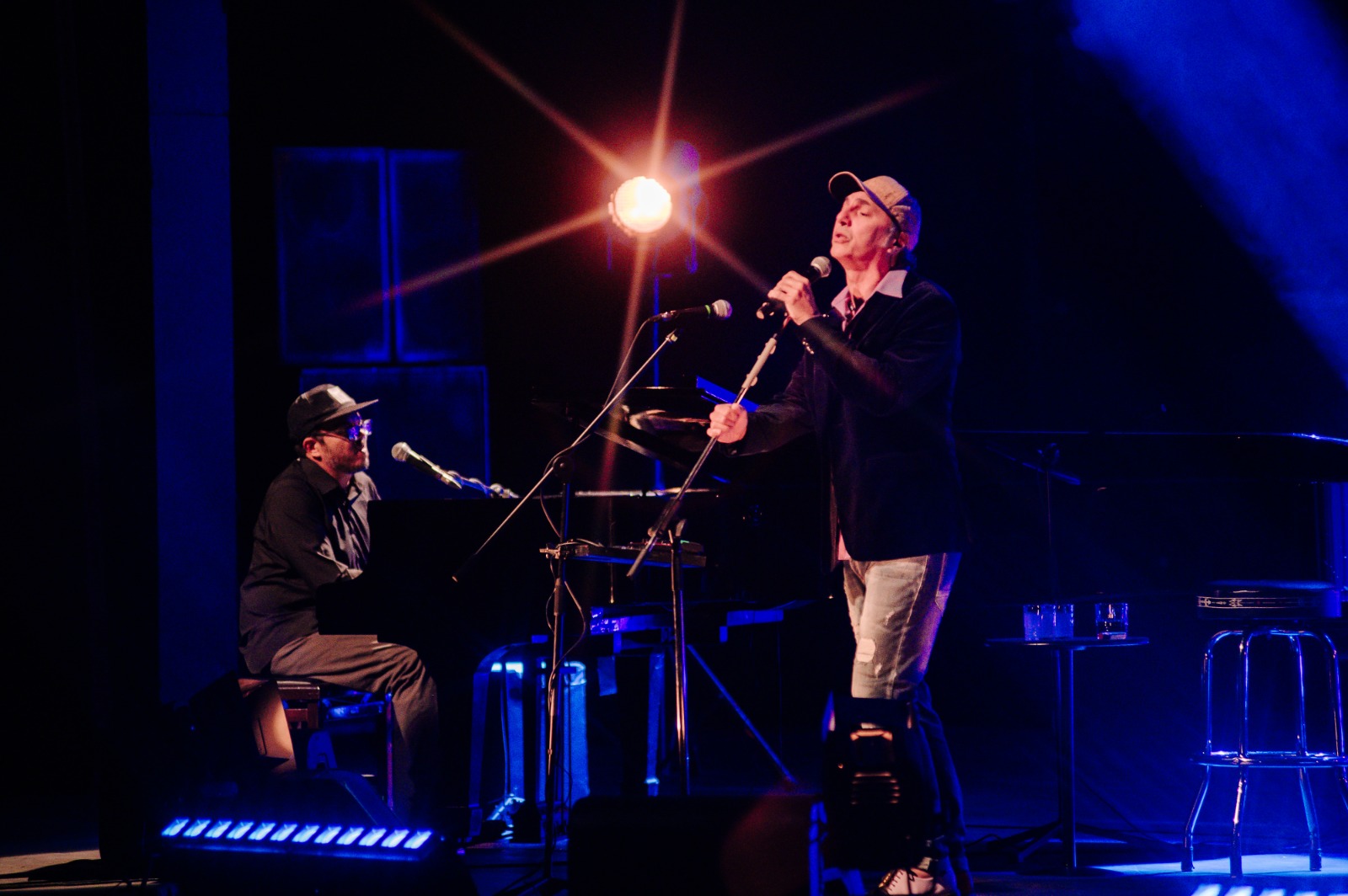 Zeca Baleiro retorna a Porto Alegre com show intimista