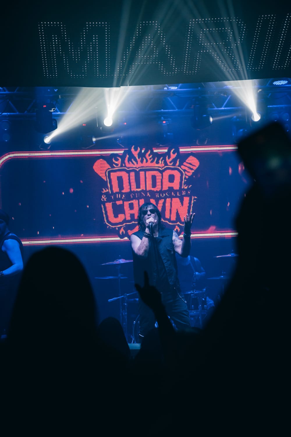 Duda Calvin celebra 30 anos de punk rock em casa lotada