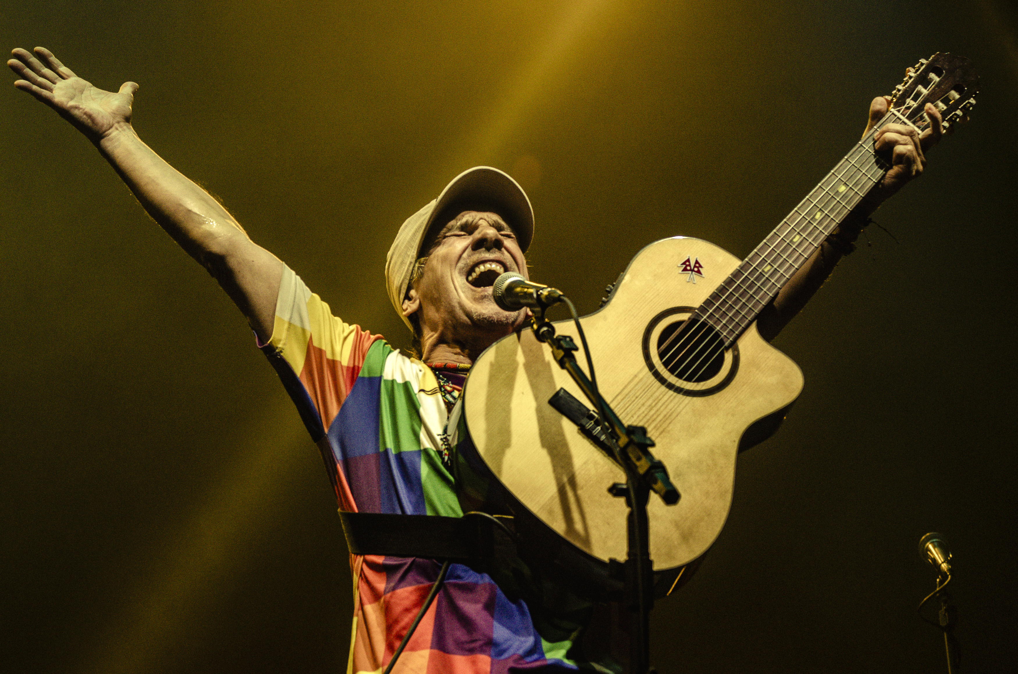 MANU CHAO CANTA A LIBERDADE