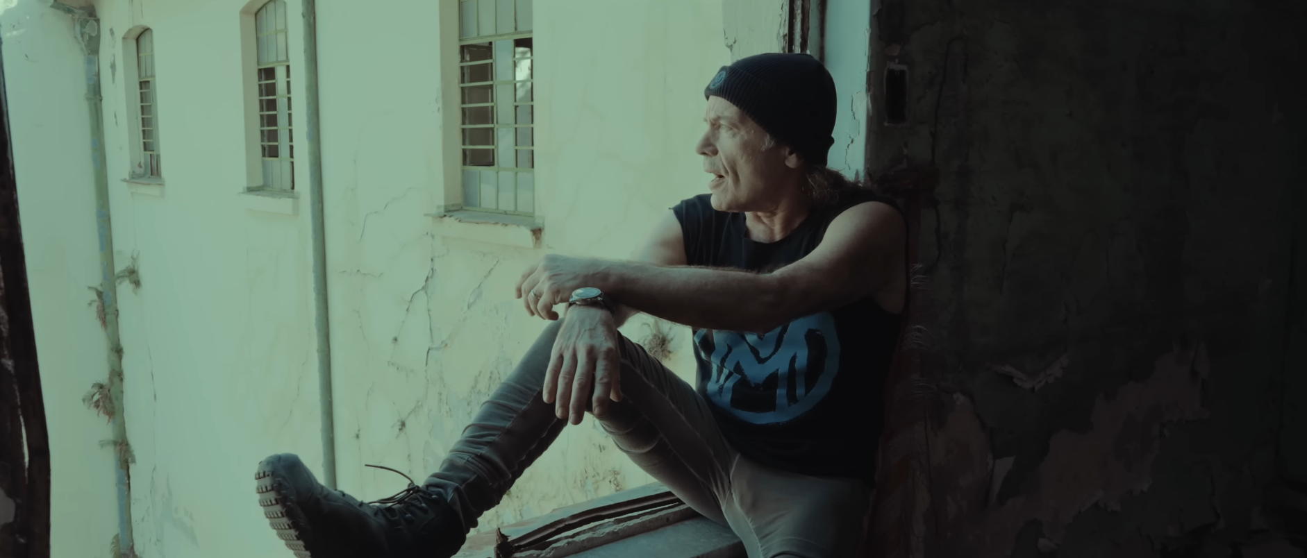 BRUCE DICKINSON REIMAGINA “CHANGE OF HEART” E TRANSFORMA SÃO PAULO EM CENÁRIO PARA MELANCOLIA, PESO E CINEMA
